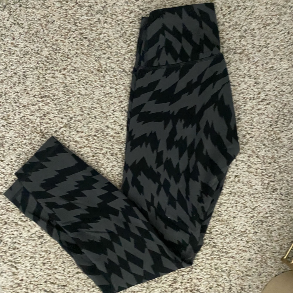 Rare Lululemon Athletica Black and Gray Zigzag Leggings